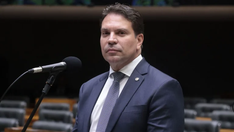 Foragido nos EUA, Ramagem cita Fux e pede absolvição no STF