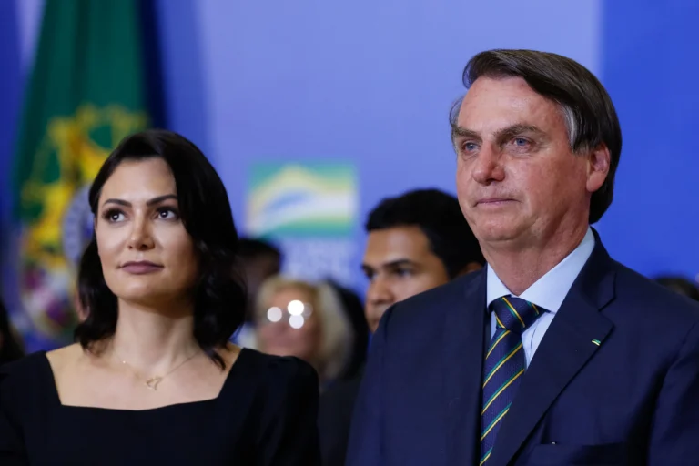 Michelle chega ao hospital para acompanhar Bolsonaro e pede orações