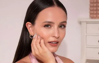 Larissa Manoela vive fase adulta em filme com cenas picantes e beijo em mulher 