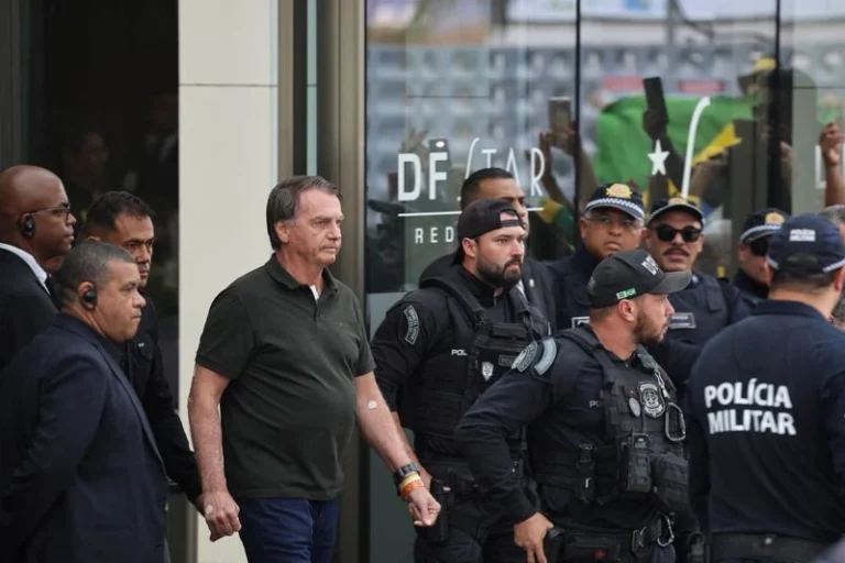 Cirurgia de Bolsonaro deve durar até quatro horas e terá anestesia geral