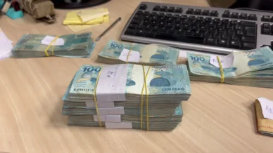 PF apreende R$ 90 mil em espécie em carro oficial de Rodrigo Bacellar