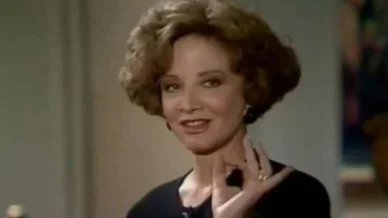 Rainha da Sucata: Abuso? Laurinha dá um beijo em Edu, que está inconsciente