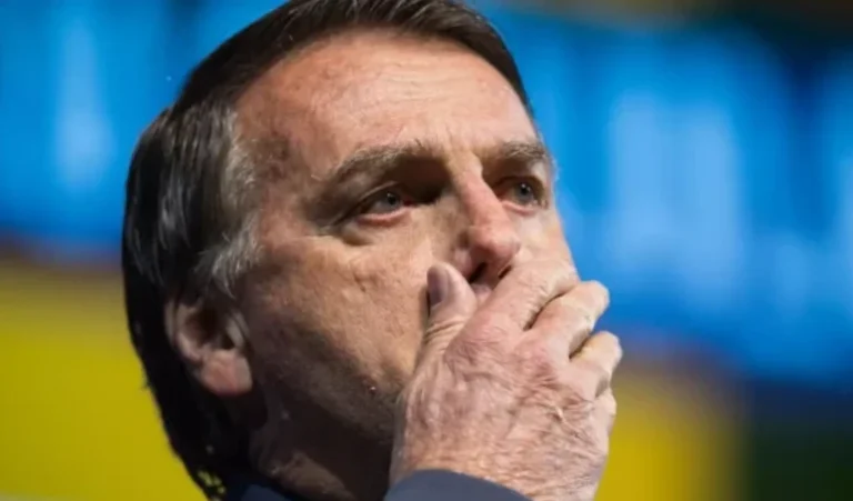 Jair Bolsonaro tem traumatismo craniano após crise na cadeia e Michelle Bolsonaro desabafa: Meu amor não está bem