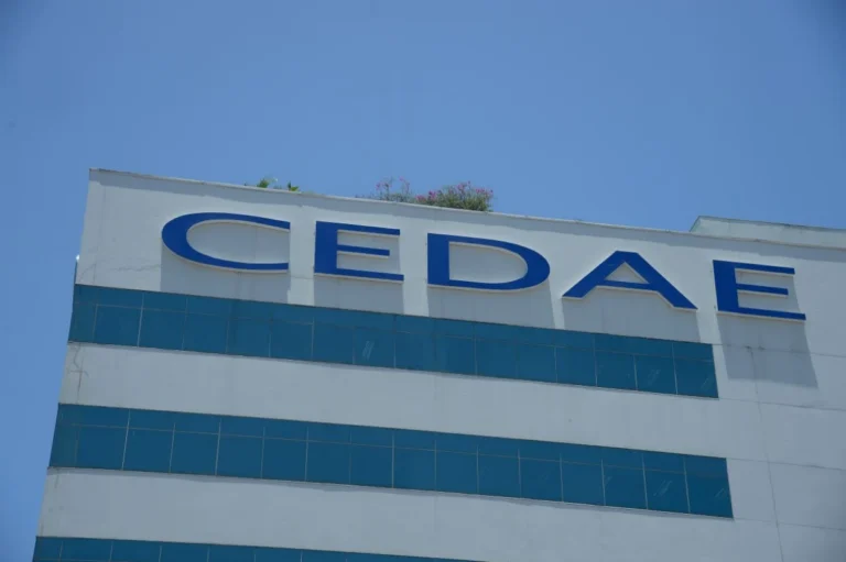 Helicóptero da Cedae é atingido durante sobrevoo no Complexo do Salgueiro