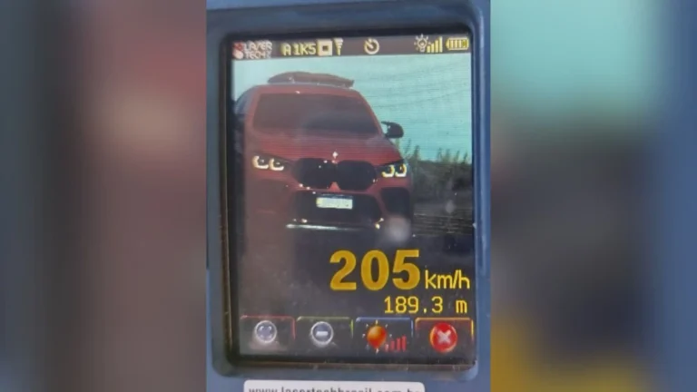 BMW é flagrada a 205 km/h na BR-163 em Cascavel; infração é gravíssima