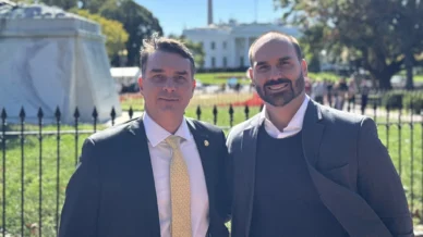 Flávio Bolsonaro diz que Eduardo o levou a reuniões 