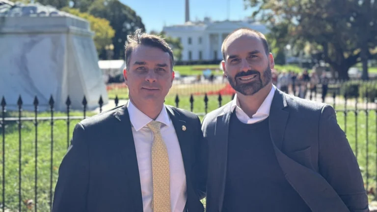 Flávio Bolsonaro diz que Eduardo o levou a reuniões “estratégicas” nos EUA
