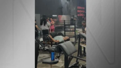 Academia alaga, mulher ignora e faz elevação pélvica com água jorrando