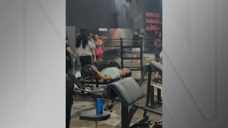 Academia alaga, mulher ignora e faz elevação pélvica com água jorrando