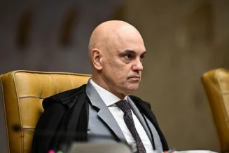 Bolsonaro cumpre pena em condições privilegiadas, diz Moraes em decisão