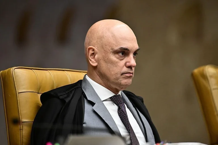 Bolsonaro cumpre pena em condições privilegiadas, diz Moraes em decisão