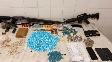 Dois traficantes são presos com fuzil em 