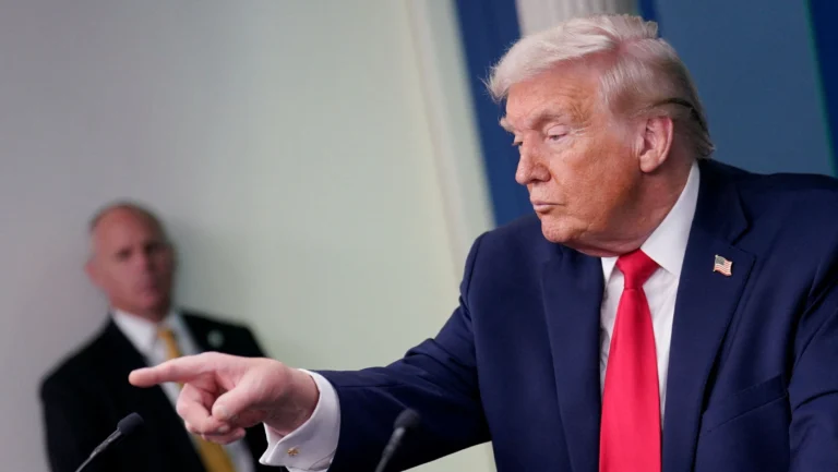 Trump diz que navios militares dos EUA estão a caminho do Irã