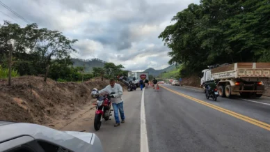 Acidente entre carro e caminhão deixa três mortos em Minas Gerais 