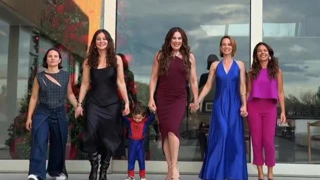 Cláudia Raia junta filho caçula com filhas da ficção, veja vídeo