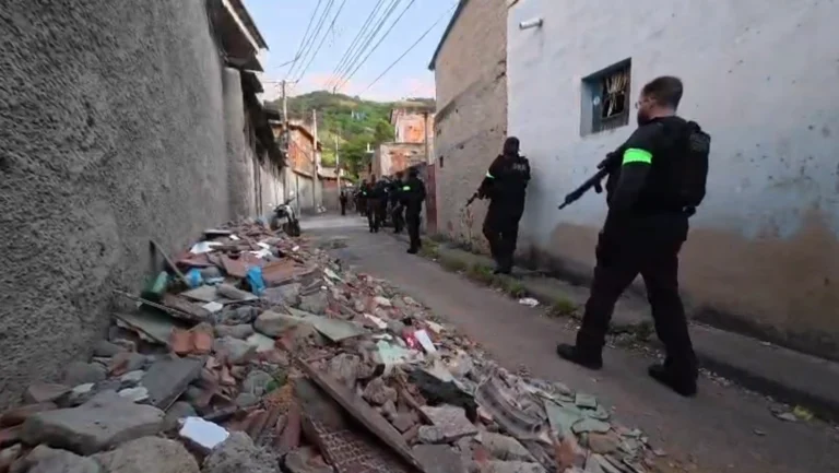 RJ: Polícia realiza operação contra o Comando Vermelho na Vila Kennedy