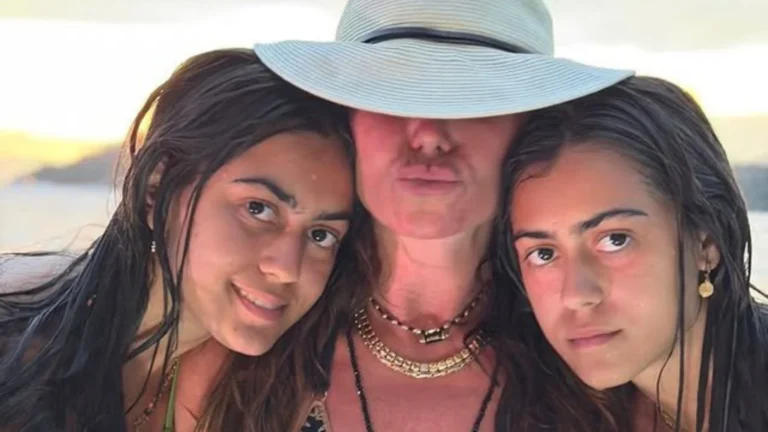 Giovanna Antonelli curte praia em Angra dos Reis com filhas gêmeas; veja