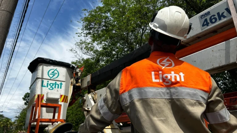 Bairros do Rio ficam mais de 48 horas sem energia; Procon notifica Light