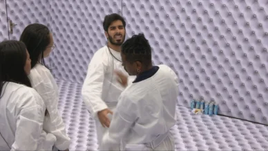 Ricardinho aperta o botão vermelho do Quarto Branco do BBB 26
