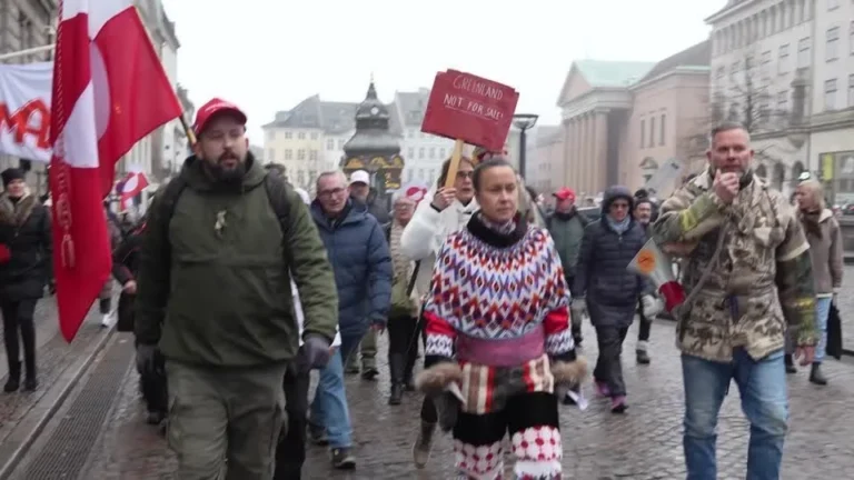 Manifestantes protestam na Dinamarca e Groenlândia contra ameaças de Trump