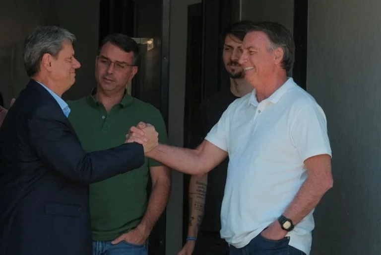 Tarcísio diz que visitará “amigo” e prestará “solidariedade” a Bolsonaro