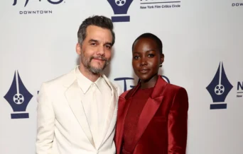 Lupita Nyongo rasga elogios a Wagner Moura ao entregar prêmio; veja