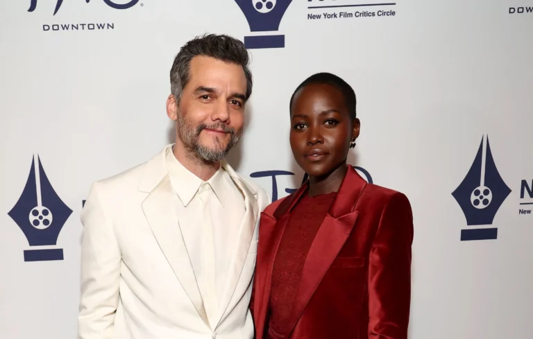 Lupita Nyongo rasga elogios a Wagner Moura ao entregar prêmio; veja