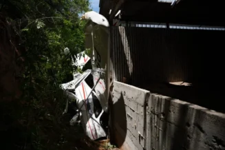 Avião de pequeno porte cai em cima de galpão de oficina em Guarapari