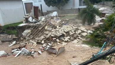 Criança morre soterrada após casa desabar durante forte chuva no ES; cidades têm deslizamentos e árvores caídas