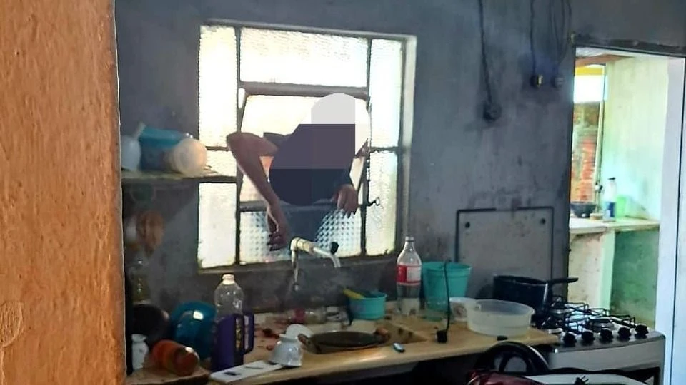 Homem tenta entrar na casa da mãe pelo vitrô, fica preso e morre em MG