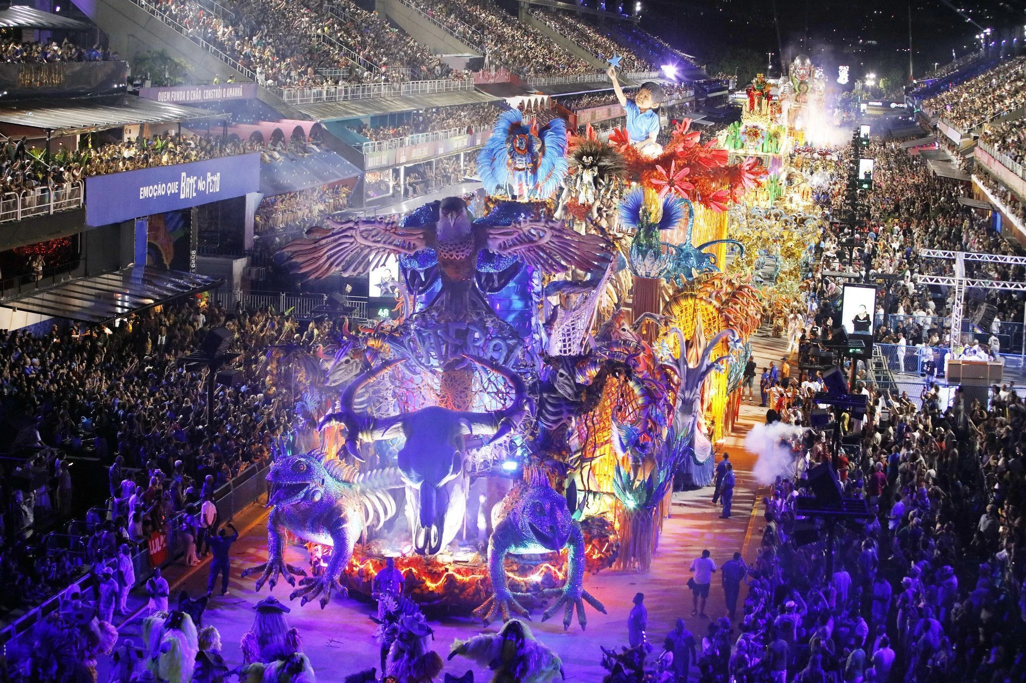 Frentes cristãs no Congresso repudiam ala de desfile em homenagem a Lula