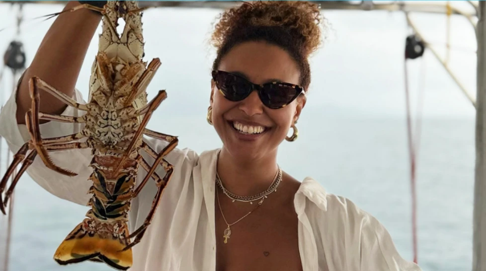 Sheron Menezzes celebra dia de sol com lagosta em alto-mar
