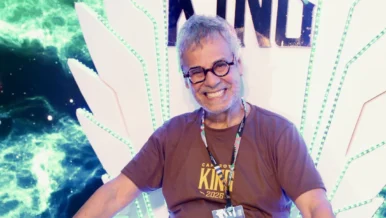 Carlinhos de Jesus chega à Sapucaí usando cadeira de rodas motorizada