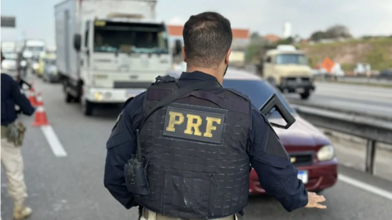 Ônibus com trabalhadores rurais tomba e deixa 6 mortos no interior de SP