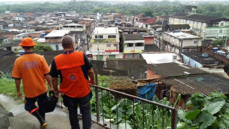 Risco de deslizamento gera disparo de alerta e sirene no Guarujá (SP)
