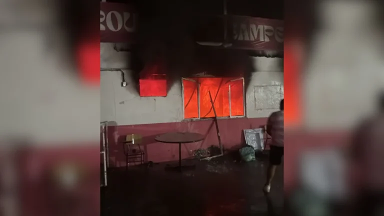 Quadra de escola de samba pega fogo a uma semana do desfile no Rio