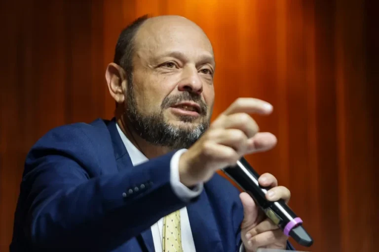 CPMI retoma trabalhos com depoimento do presidente do INSS. Acompanhe