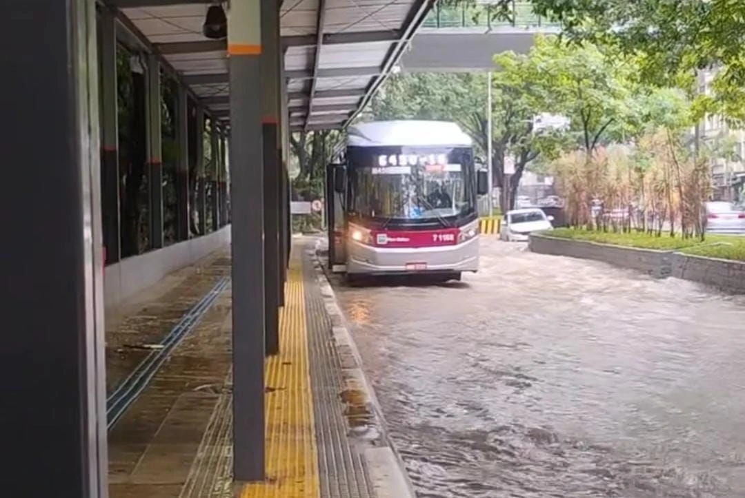 Chuva forte causa alagamentos em São Paulo