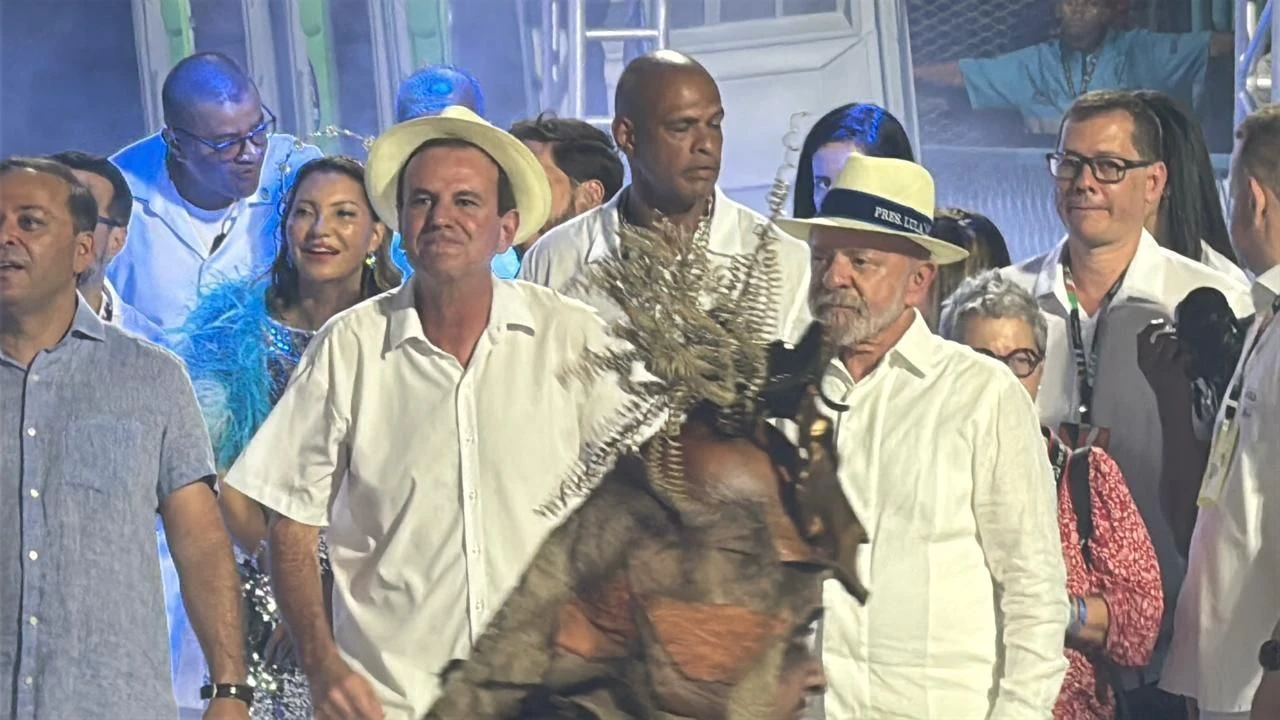 Ao lado de Eduardo Paes, Lula desce à pista pra acompanhar desfile