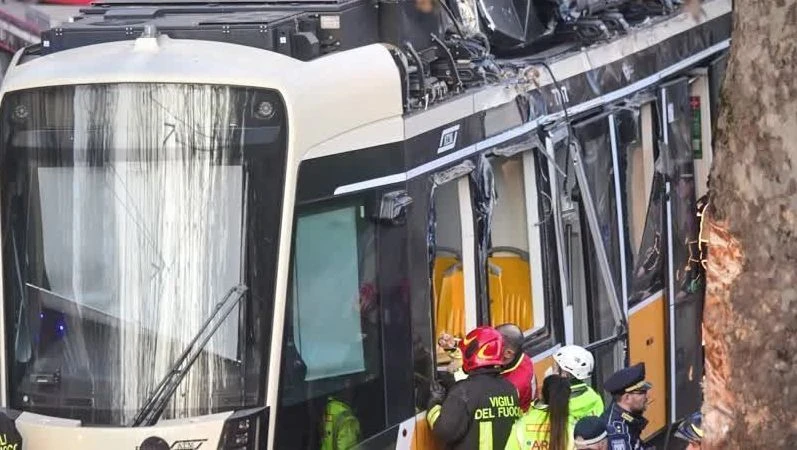 Bonde descarrila em Milão e deixa ao menos um morto e 20 feridos