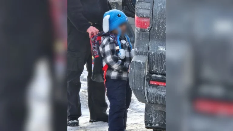 O que acontece agora com o menino de 5 anos após ser liberado pelo ICE?