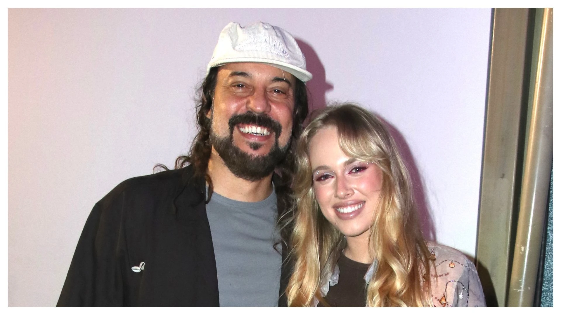 Recém-casados, Gabriel O Pensador e esposa curtem Carnaval no Rio