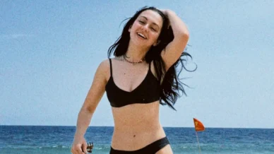 Klara Castanho renova bronzeado em praia do Rio