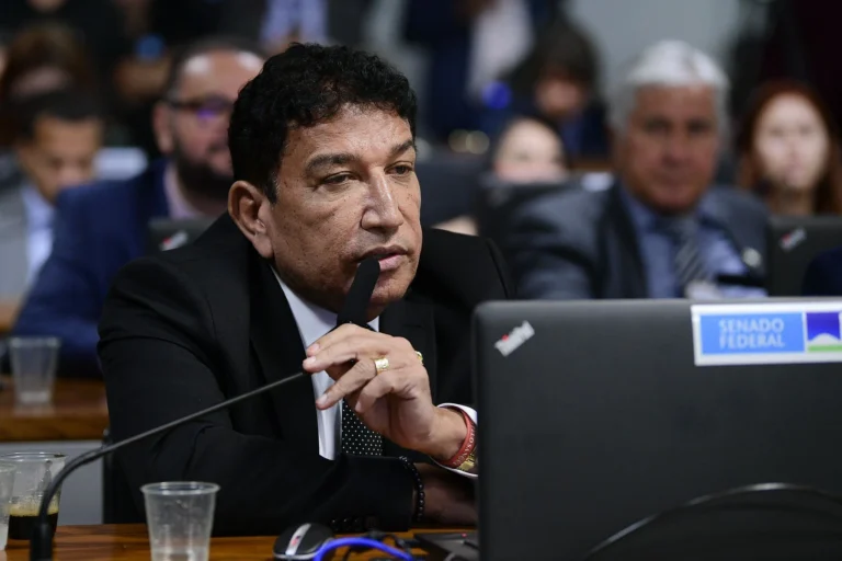 Oposição aciona PGR por evangélicos em “lata de conserva” em desfile