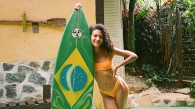 Olivia Dean: revelação do Grammy ama o Brasil e apoia ONG da Rocinha
