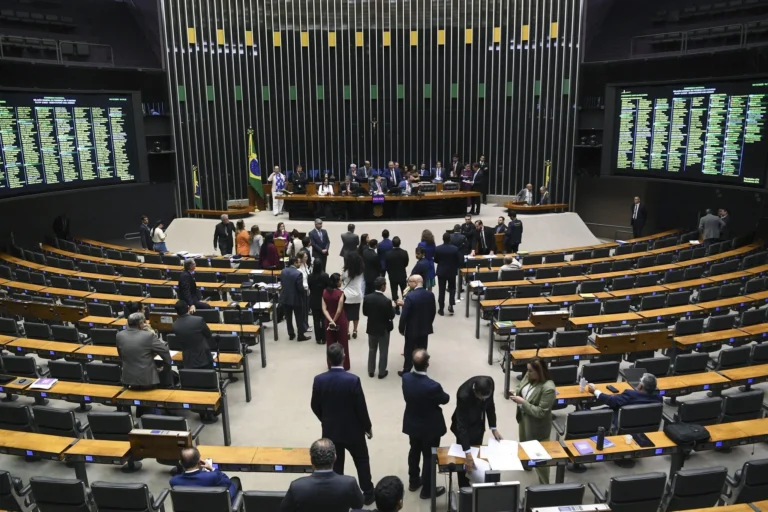 Frentes querem incluir desoneração da folha em debate da redução da jornada