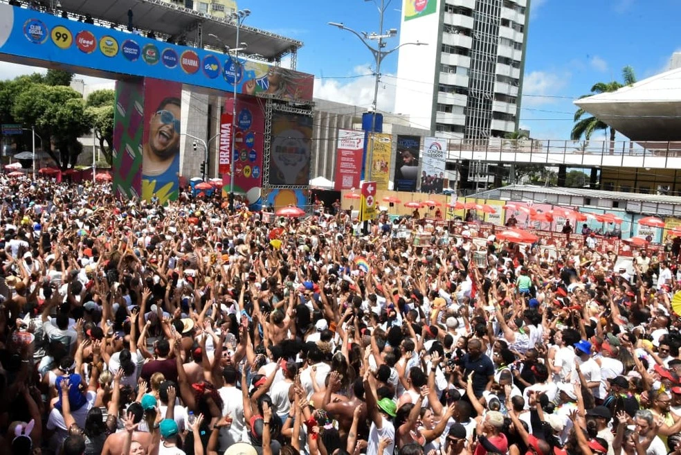 Mulher é baleada no olho e homem leva tiro de raspão no pescoço durante briga no carnaval de Salvador
