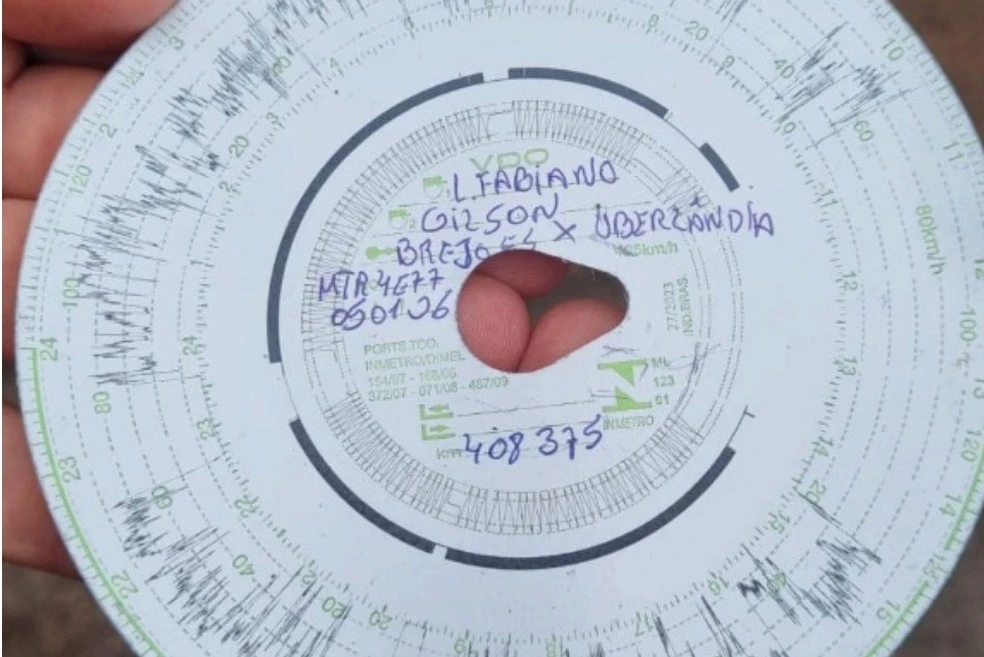 Ônibus que capotou em MG e deixou seis mortos estava a 110 km/h em trecho de 80, diz laudo da PRF