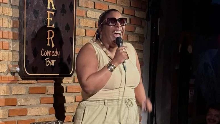 Comediante cega denuncia tentativa de beijo à força após show em São Paulo