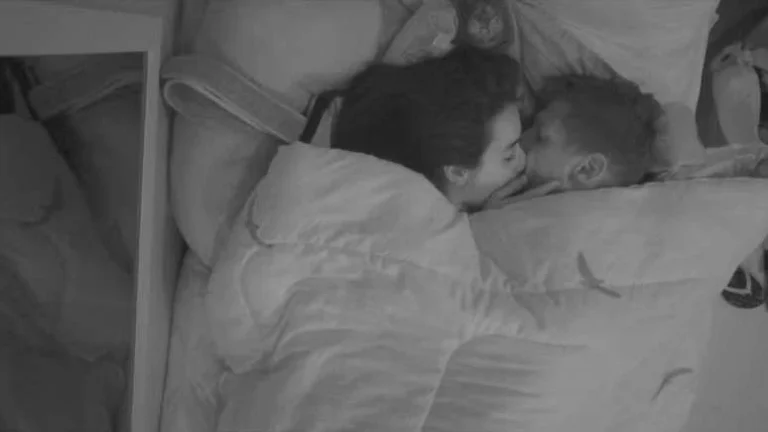 BBB 26: Jordana e Jonas agitam o edredom na madrugada